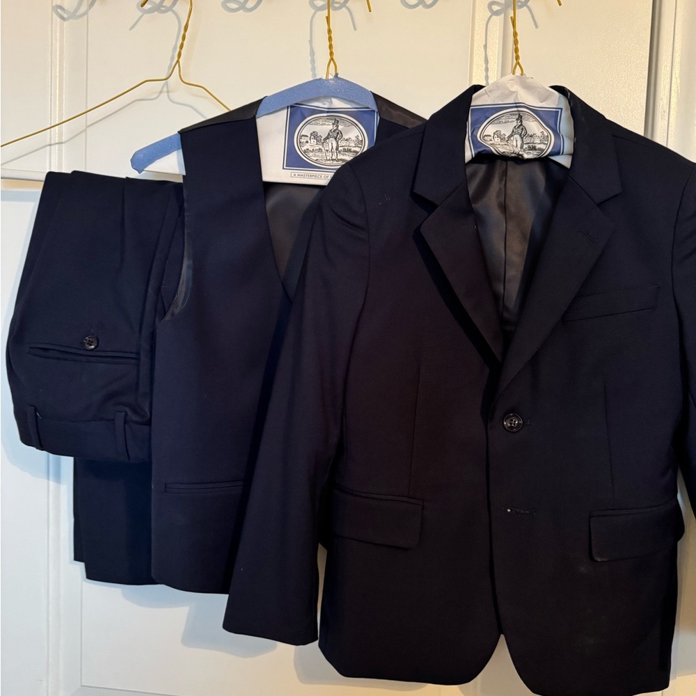 Boys Perry Ellis 4 piece suit
Size 8, Navy